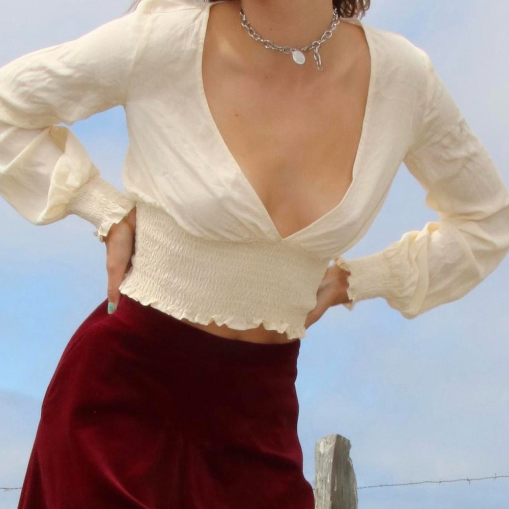 Cream/White Long Sleeve Cropped V-Neck Long Sleeve Shirt